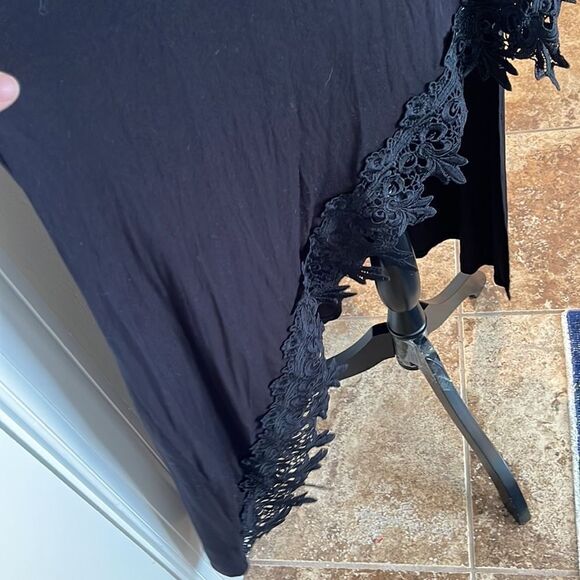 So soft asymmetrical high low top.  Cute lace trim. - Picture 5 of 8